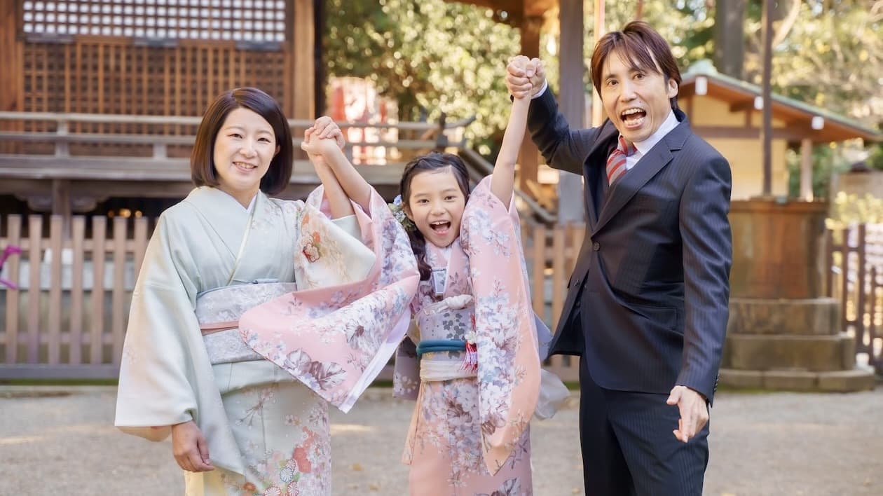 代々木八幡宮で7歳の七五三御祈祷と写真の出張撮影をしているご家族。みんなで楽しそうな笑顔の写真・美容室スプラッシュ