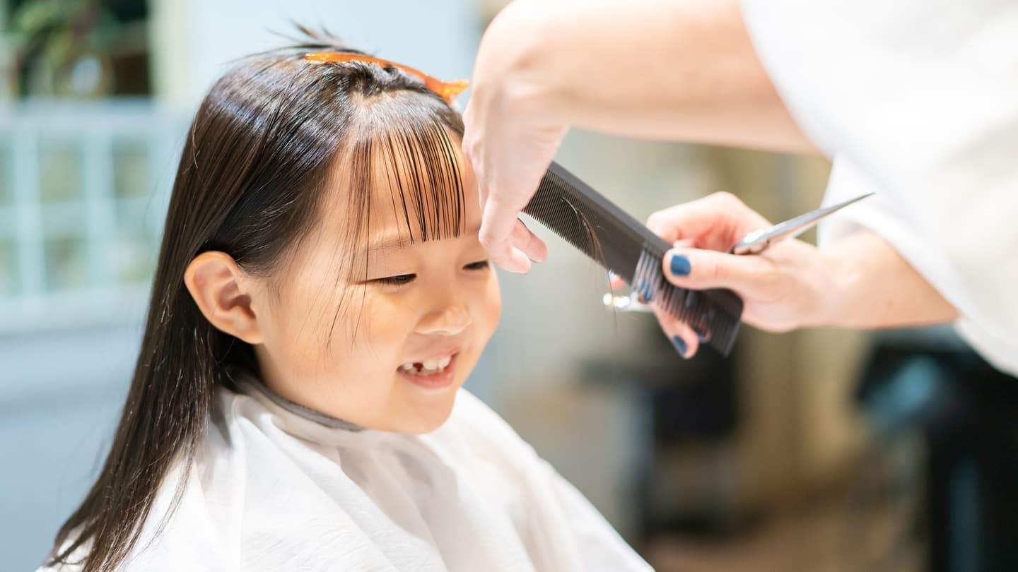 代々木八幡の美容室スプラッシュでヘアカットしている女の子