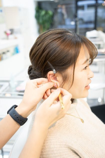 血行が少し良くなった状態で、耳つぼを刺激します