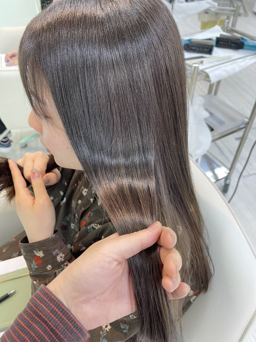 毛髪形状改善トリートメントで艶々になったロングヘアの写真