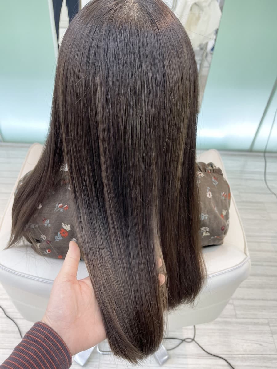 手触りの良い毛髪形状改善トリートメントをロングヘアに施術した写真