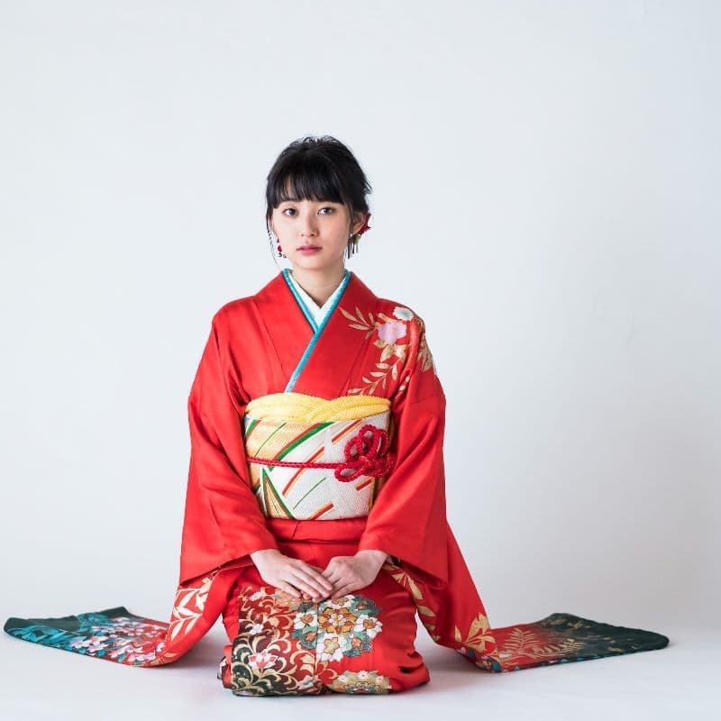振袖姿で正座をしている女性・早朝予約(営業時間外の予約)について 美容室スプラッシュでは、ヘアセット、着物の着付け、メイクアップなどの早朝予約(時間外予約)を受け付けております。