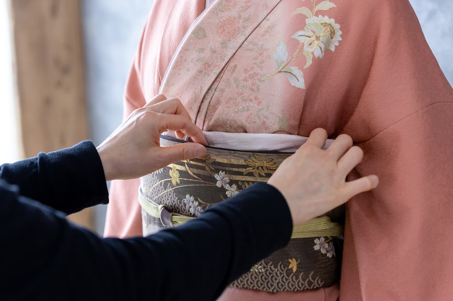 着付けをする着付師