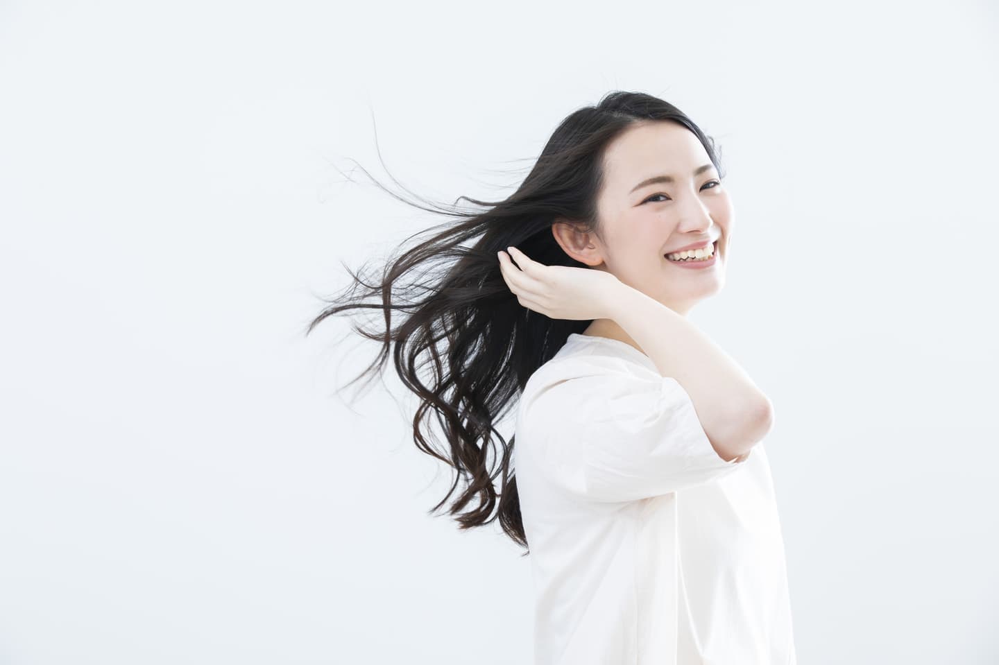 髪が風になびく女性の写真