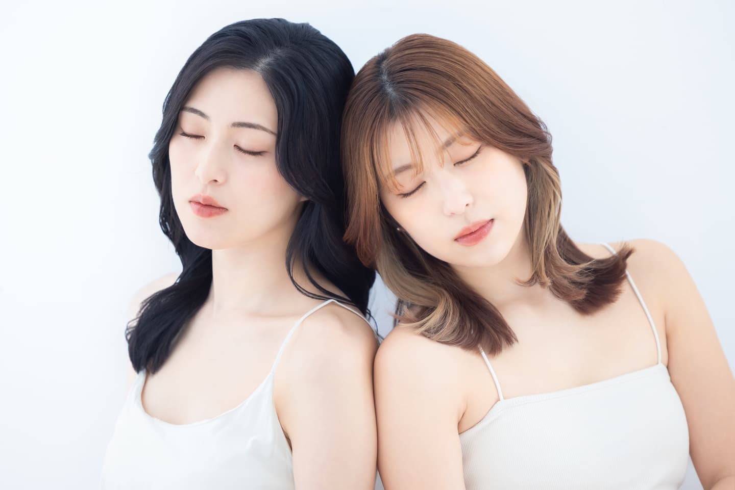 髪色の違う二人の女性