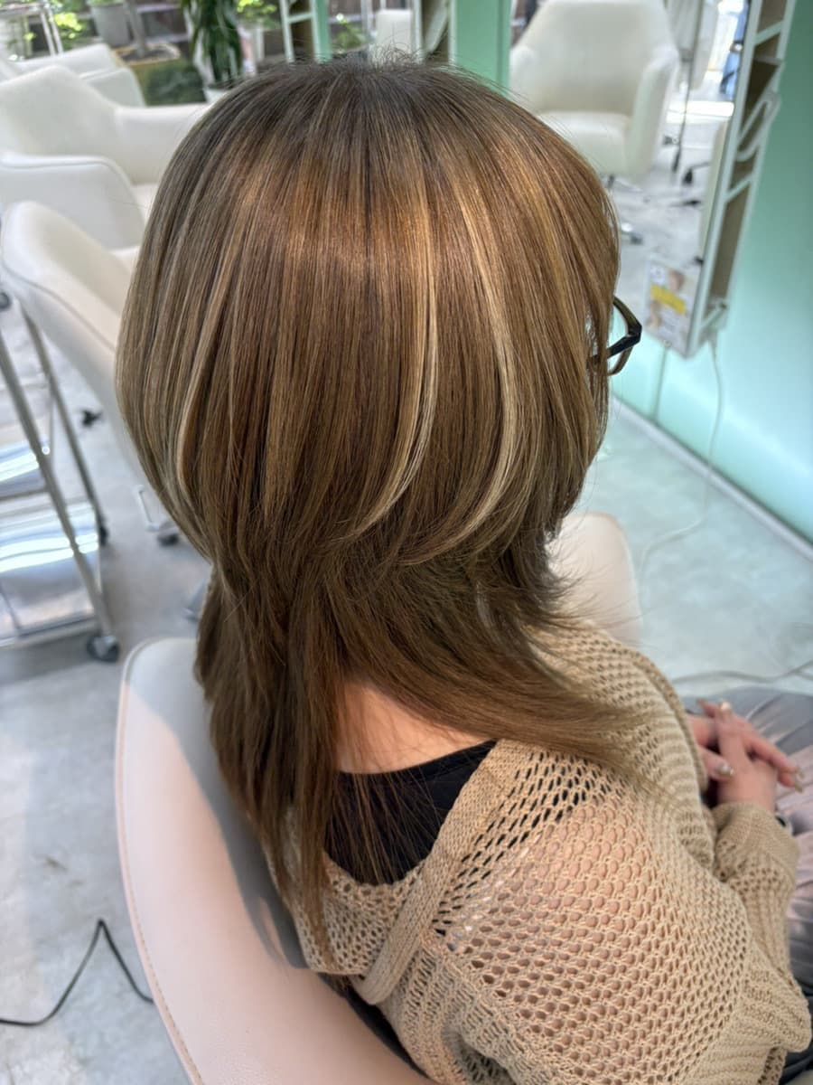 ロングのウルフヘアのメッシュヘア