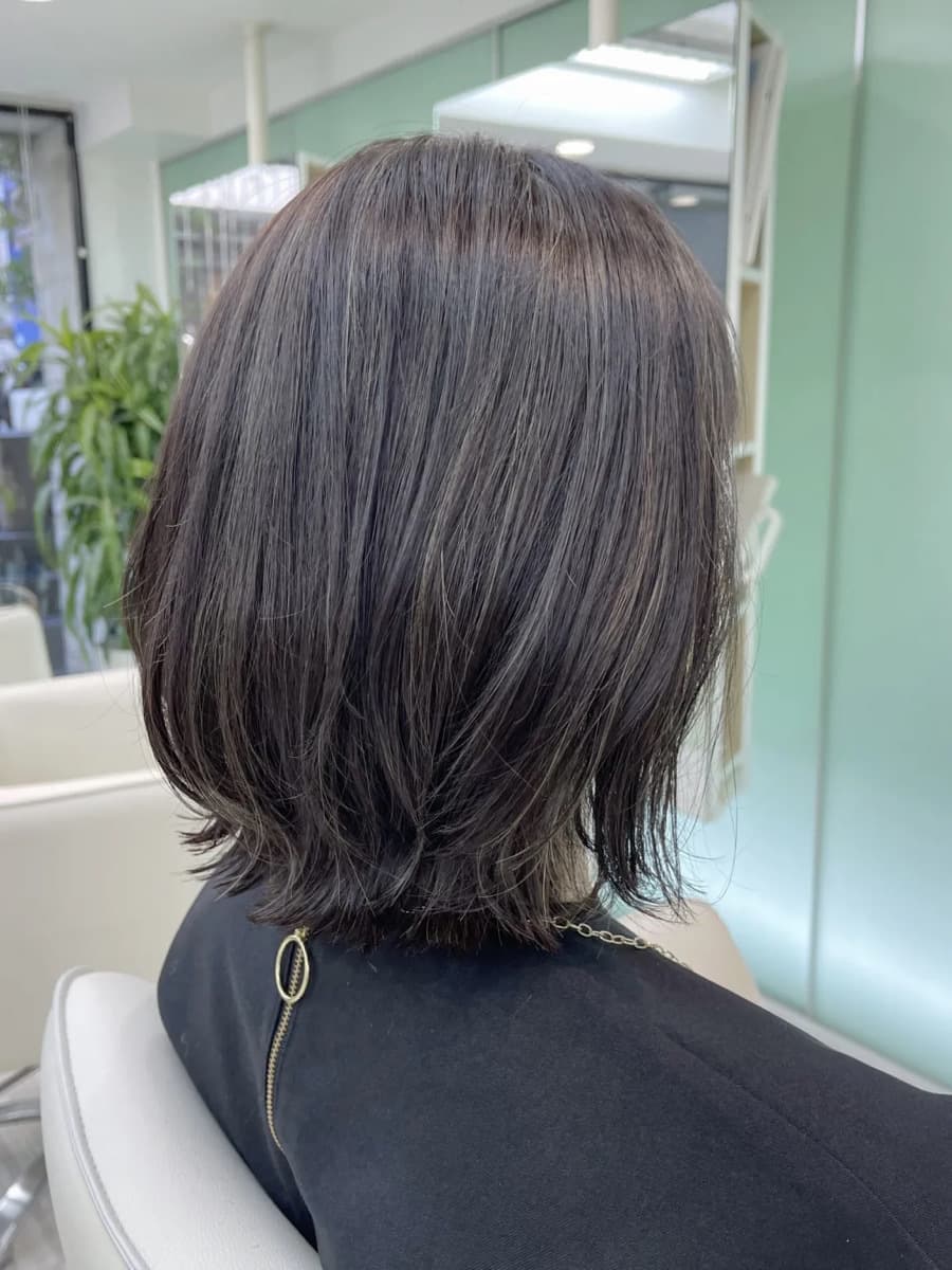アッシュヘアカラーの外ハネヘア