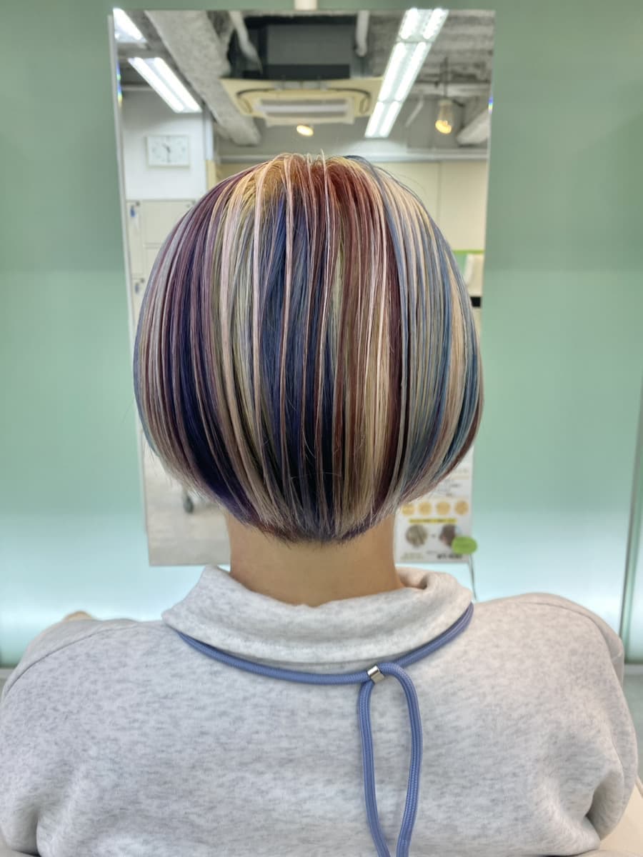 レインボーカラーで仕上げたボブヘア