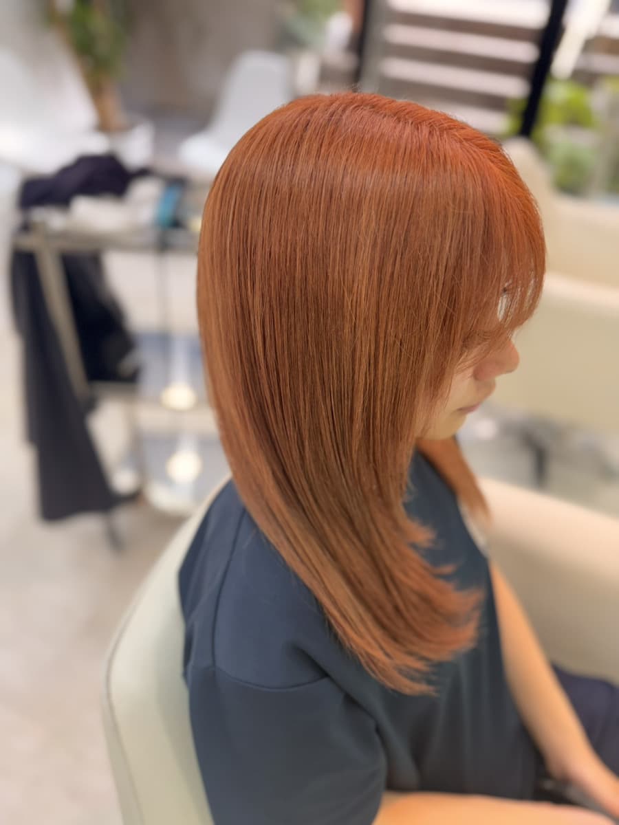 オレンジカラーのセミロングヘア