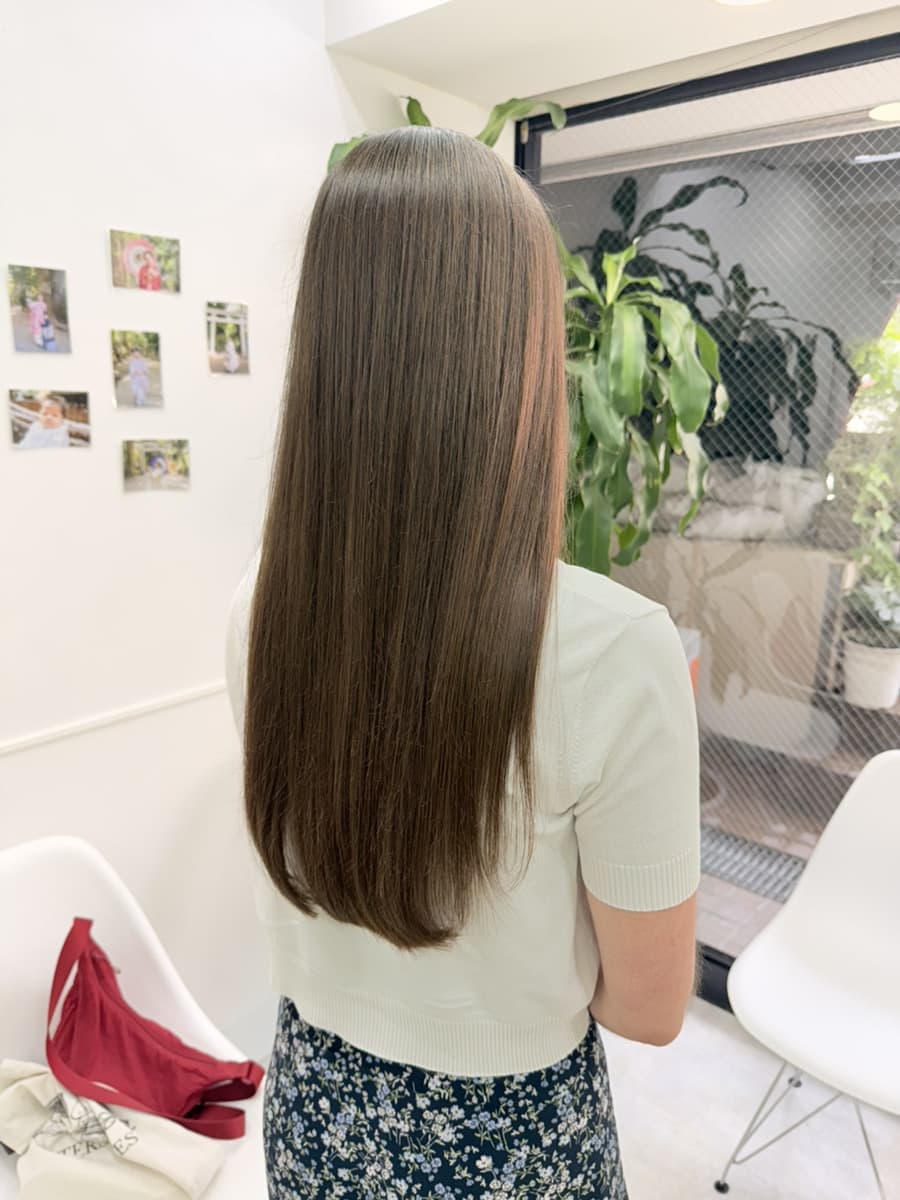 サラサラストレートのロングヘアの後ろ姿