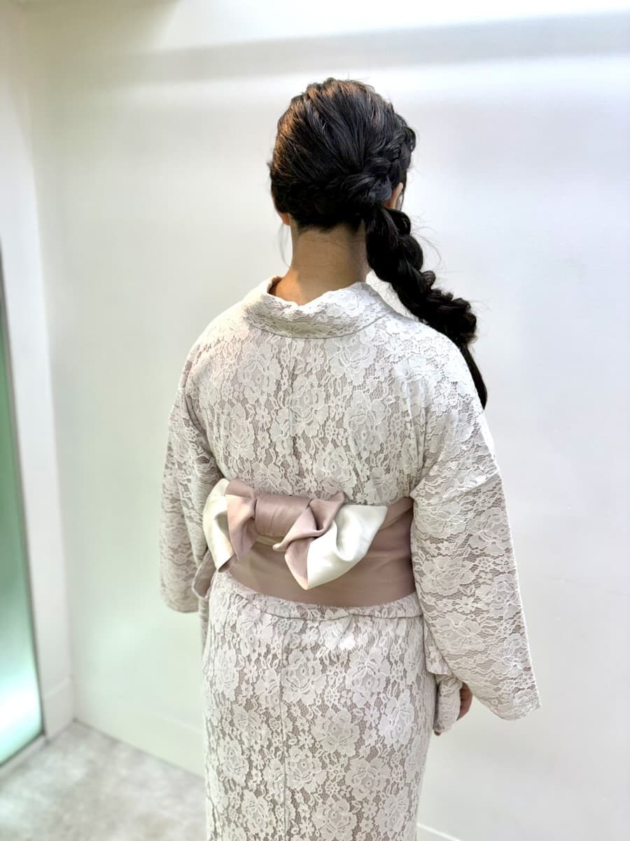 浴衣の後ろ姿と編み下ろしヘアアレンジ