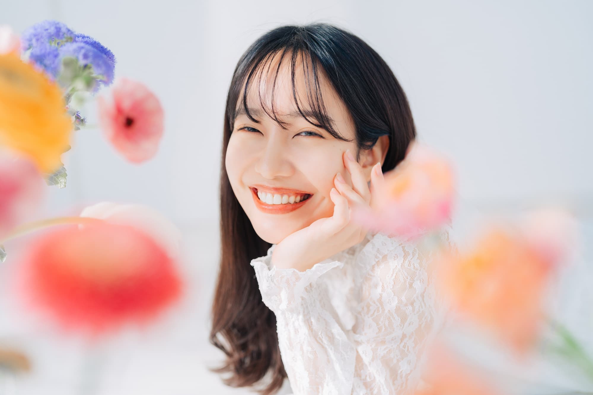 花と一緒の笑顔の女性の写真