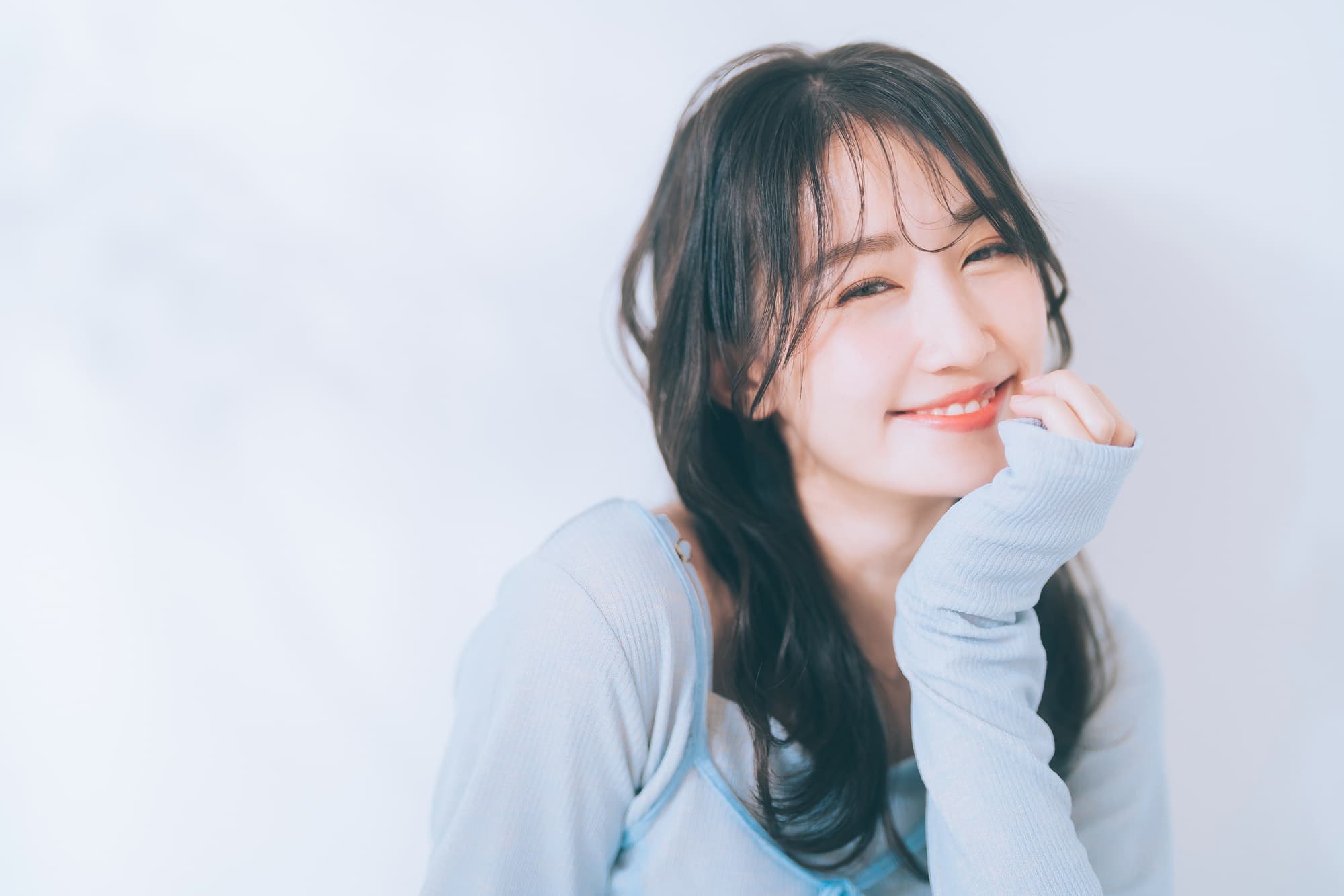 ロングヘアのゆる巻ウェーブの女性＠代々木八幡・美容室スプラッシュ