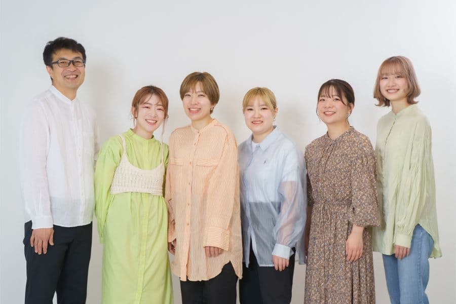 代々木八幡の美容室スプラッシュで25周年を迎えた代表とスタッフの集合写真