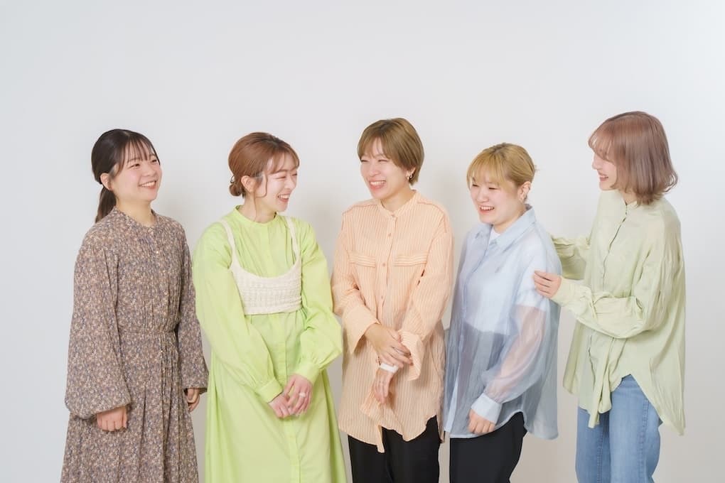 美容師を一生楽しみたいあなたへ。美容室スプラッシュのスタッフ達の笑顔の写真です