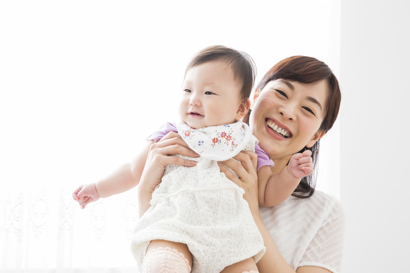 キッズカットの時に赤ちゃんを抱っこするママの写真・代々木八幡 美容室スプラッシュ