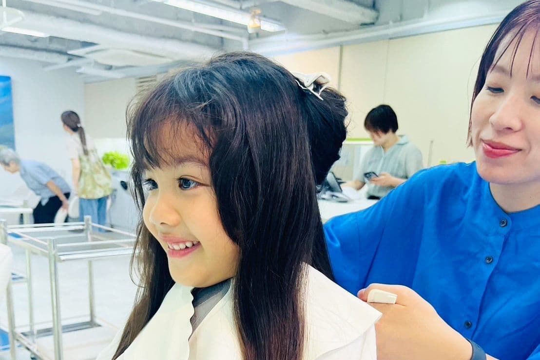 スプラッシュでキッズカットをしている女の子と担当スタイリストの写真