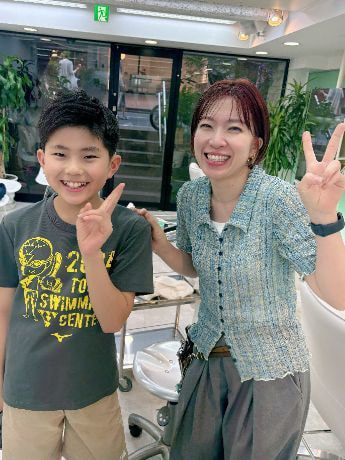 赤ちゃんの頃からスプラッシュでキッズカットに来てくれている男の子。友音店長とのツーショット。すっかり大きくなりました。