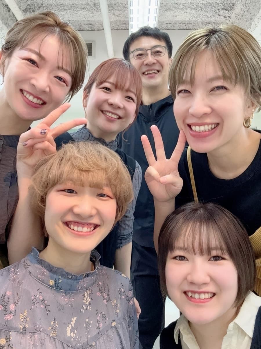 代々木八幡の美容室スプラッシュのスタッフ集合写真。みんな笑顔です。