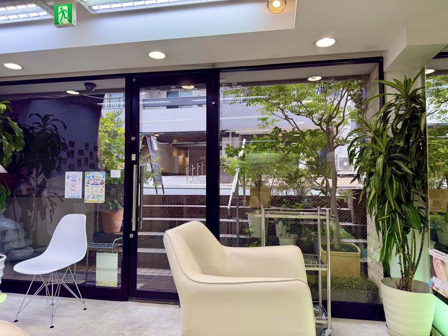 美容室スプラッシュの店内から、外の代々木八幡商店街を見た風景の写真。