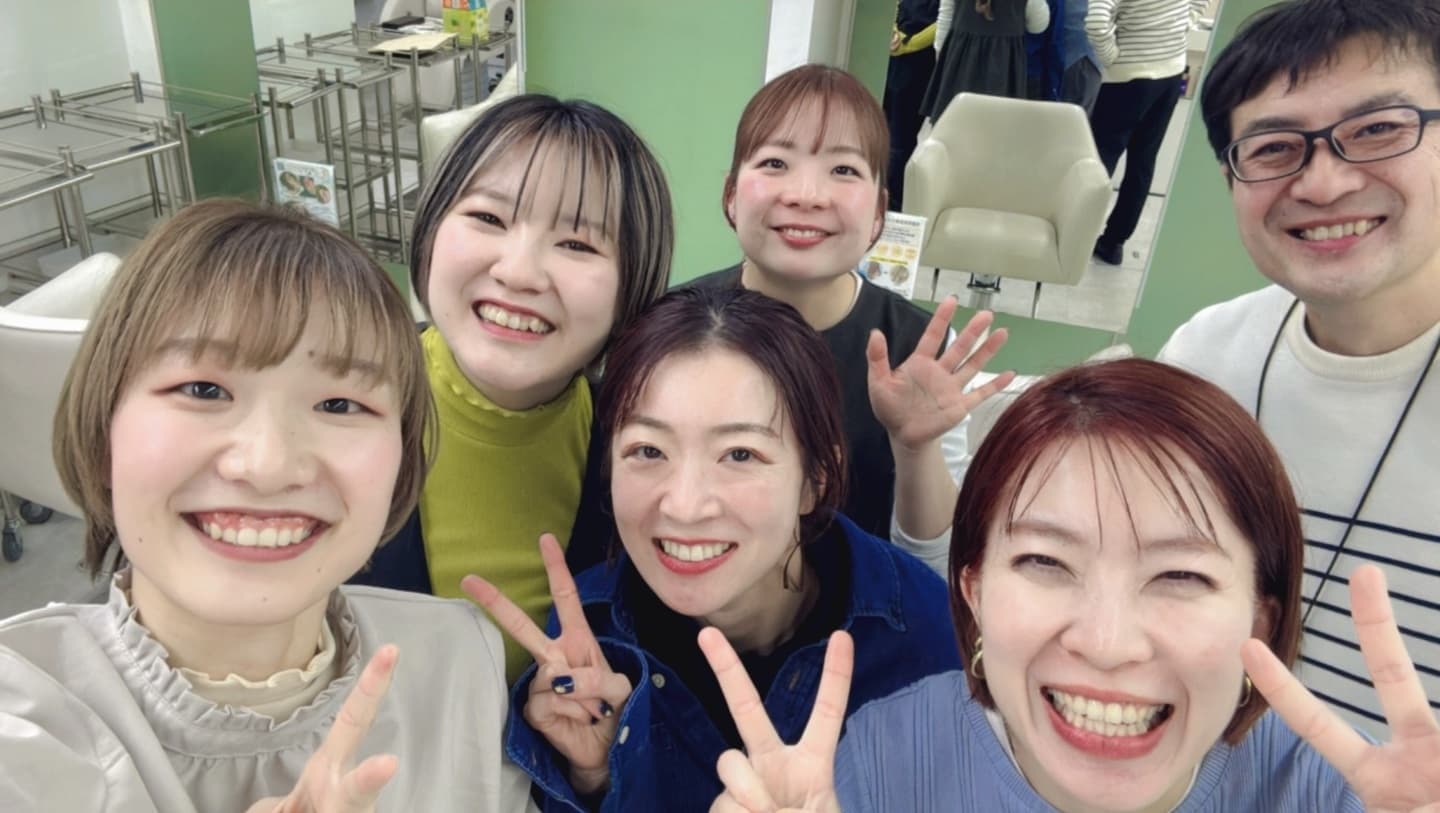 美容室スプラッシュの楽しそうなスタッフ集合写真です。