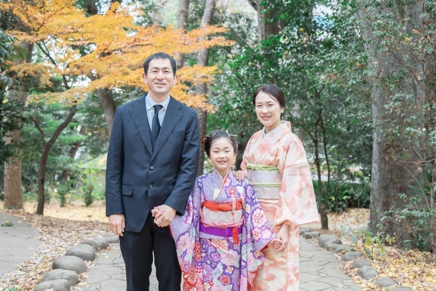 代々木八幡宮の境内で七五三撮影を楽しむご家族の写真