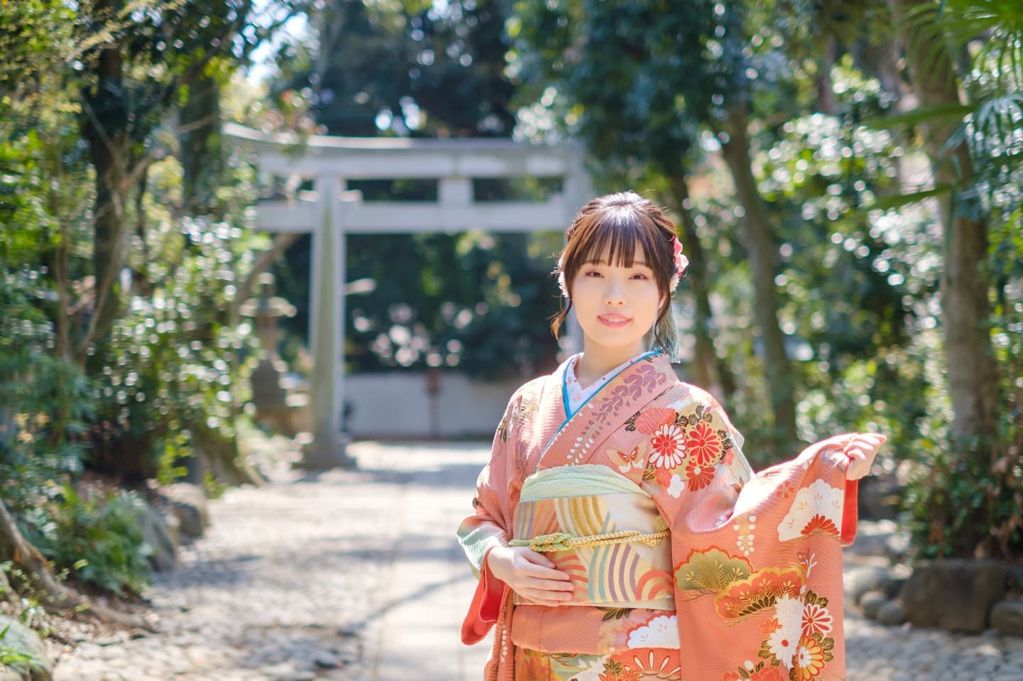 代々木八幡宮での成人式の振袖姿の女性のご祈祷と前撮り写真。