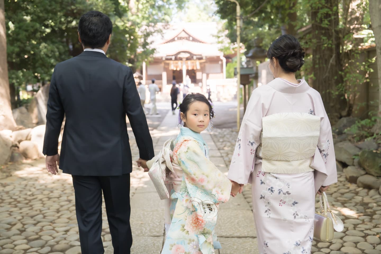 代々木八幡宮の七五三で手を繋いで歩くご家族の写真