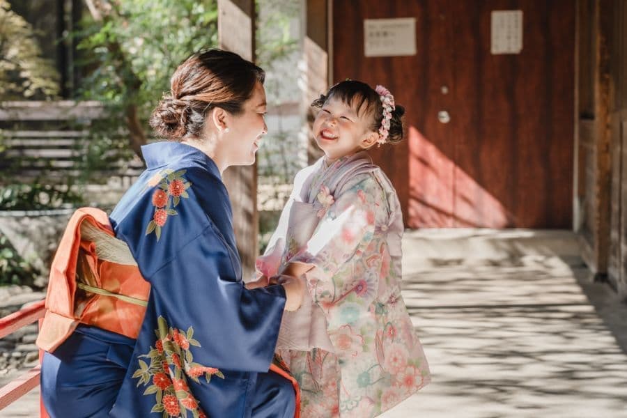 代々木八幡宮の回廊で着物姿のお母さんと着物姿の七五三の女の子の写真