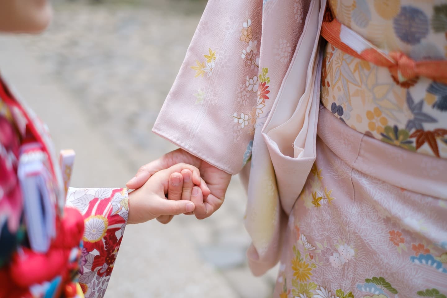 着物姿で手を繋ぐママと７歳の女の子の写真