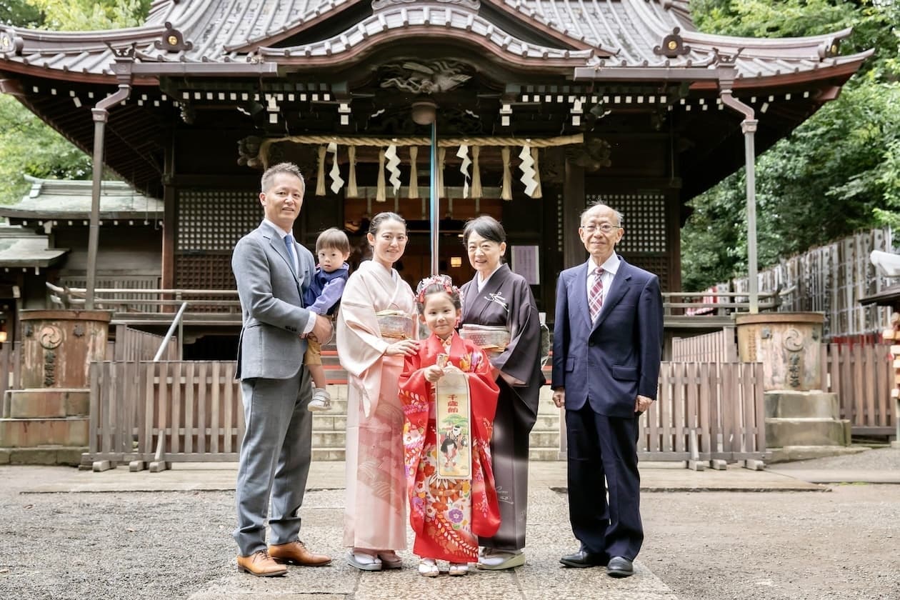 代々木八幡宮の本殿前で七五三の甥歳をするご家族の写真｜美容室スプラッシュ
