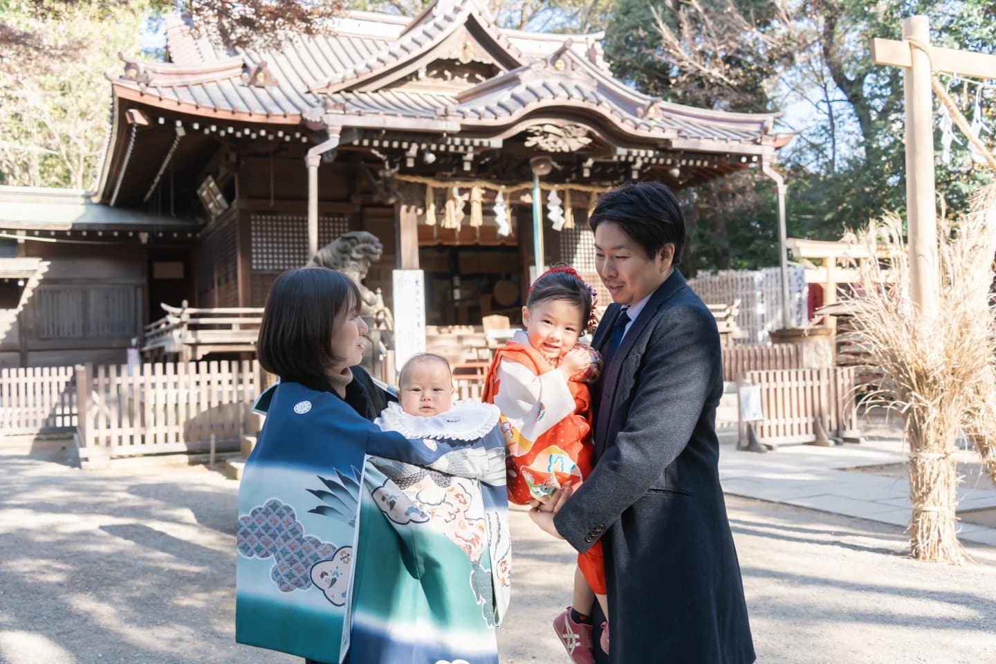 代々木八幡宮でお宮参りのご祈祷をしたご家族の写真｜美容室スプラッシュ