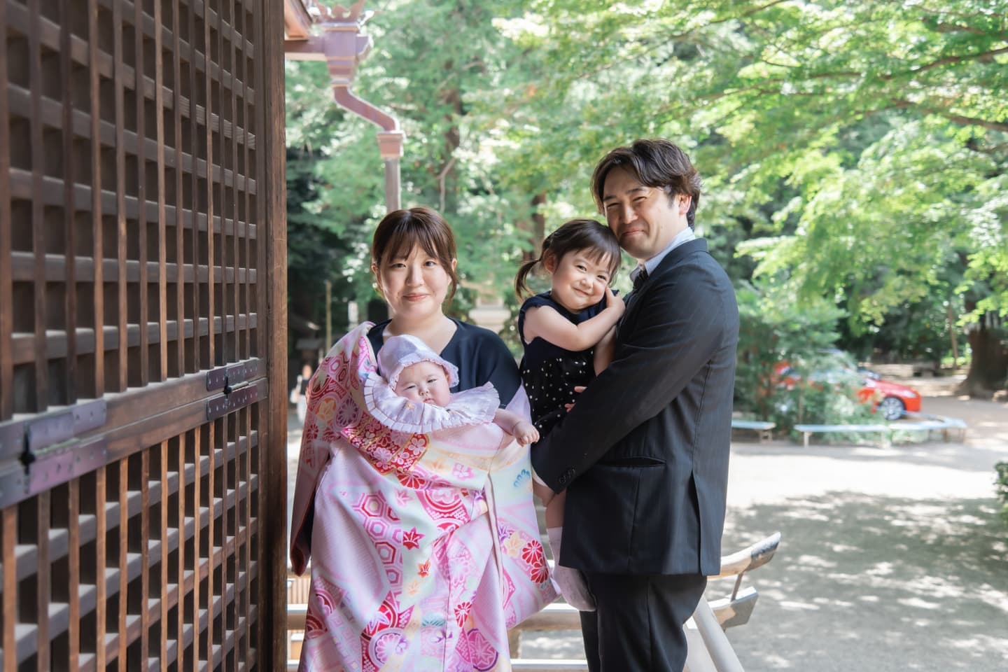 代々木八幡宮の拝殿の回廊でお宮参りのご祈祷後のご家族写真｜美容室スプラッシュ