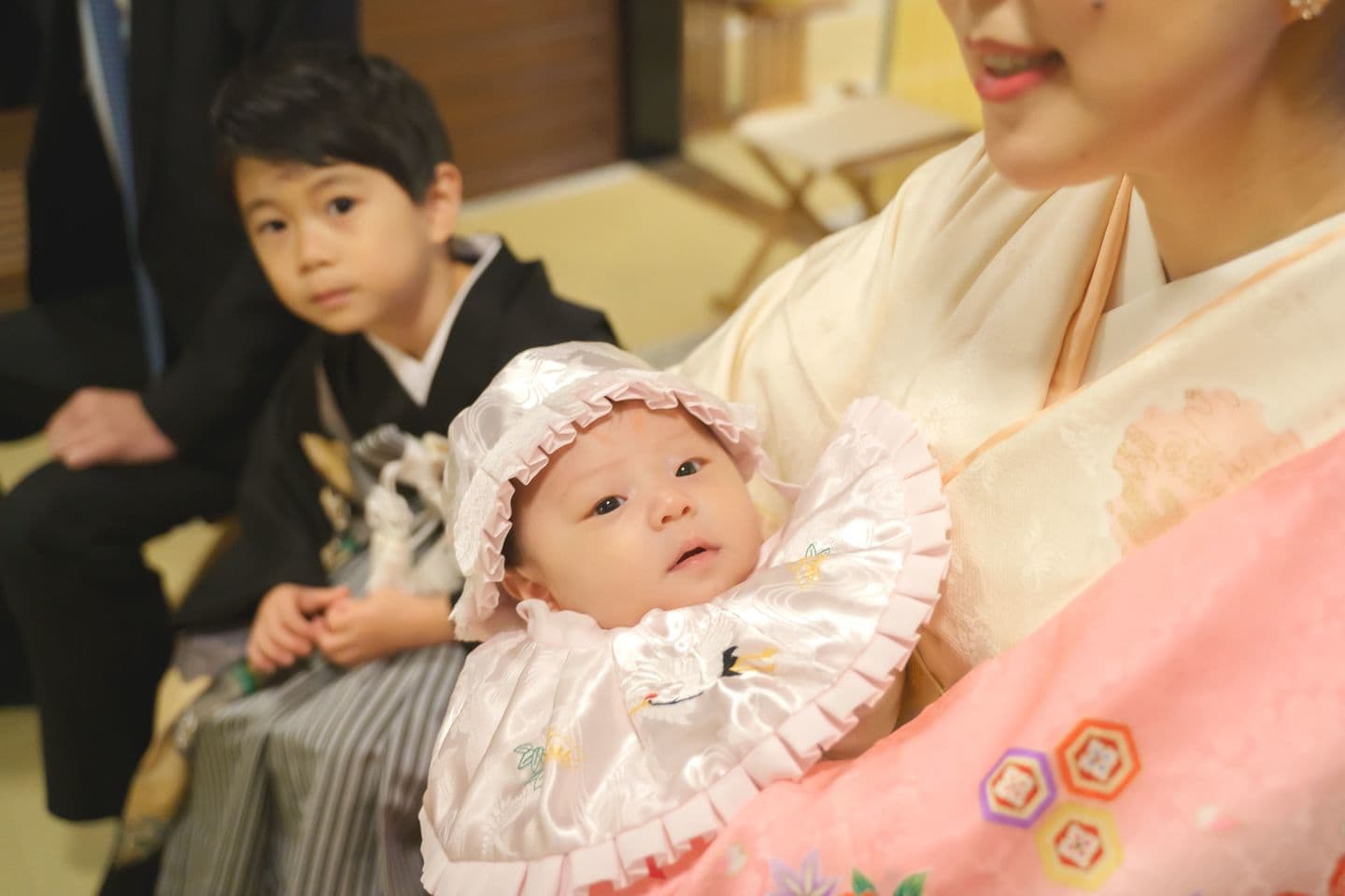 代々木八幡宮でお宮参りのご祈祷中の赤ちゃんの写真｜美容室スプラッシュ
