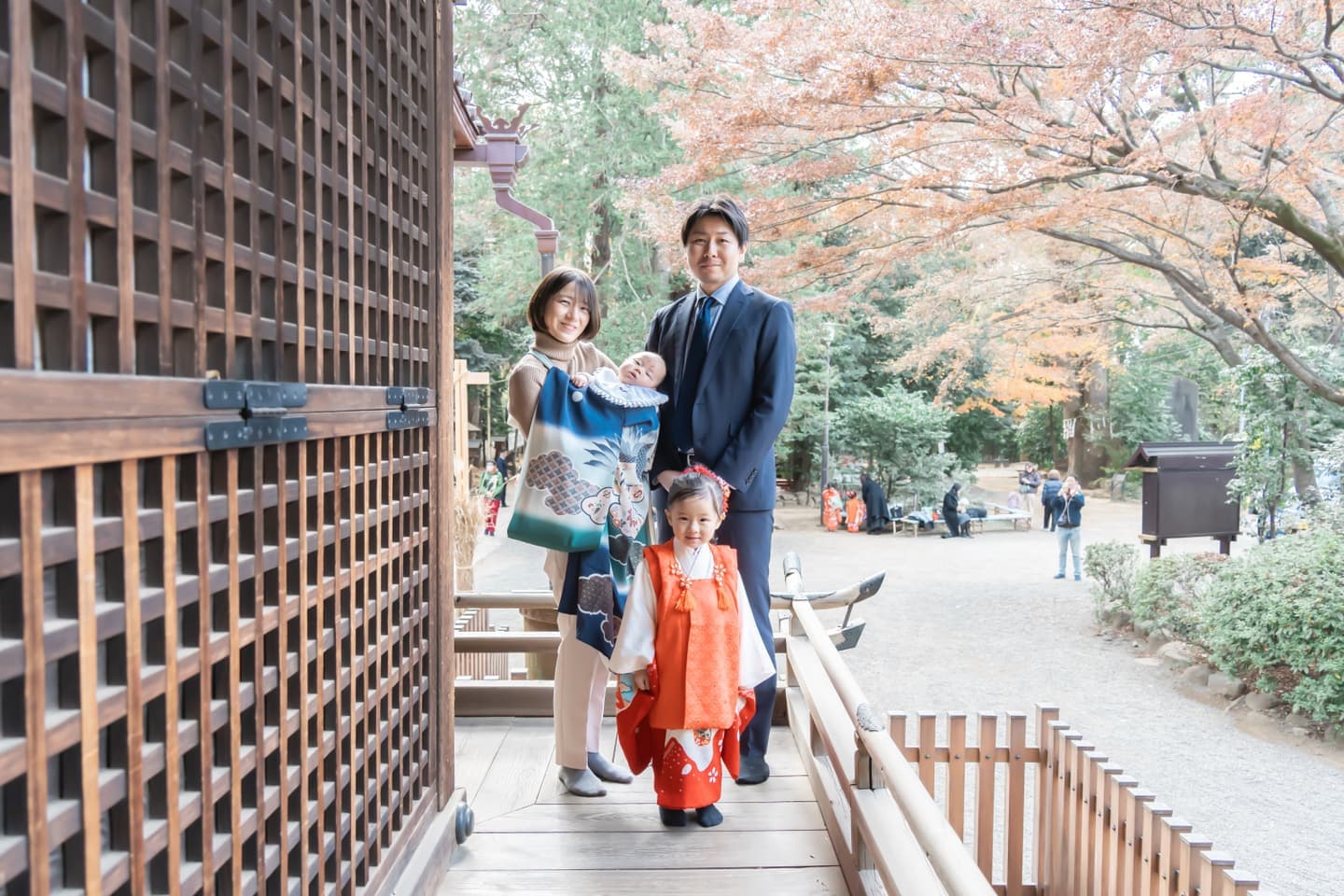 代々木八幡宮の拝殿の回廊でお宮参りと七五三をご祈祷したご家族の写真｜美容室スプラッシュ