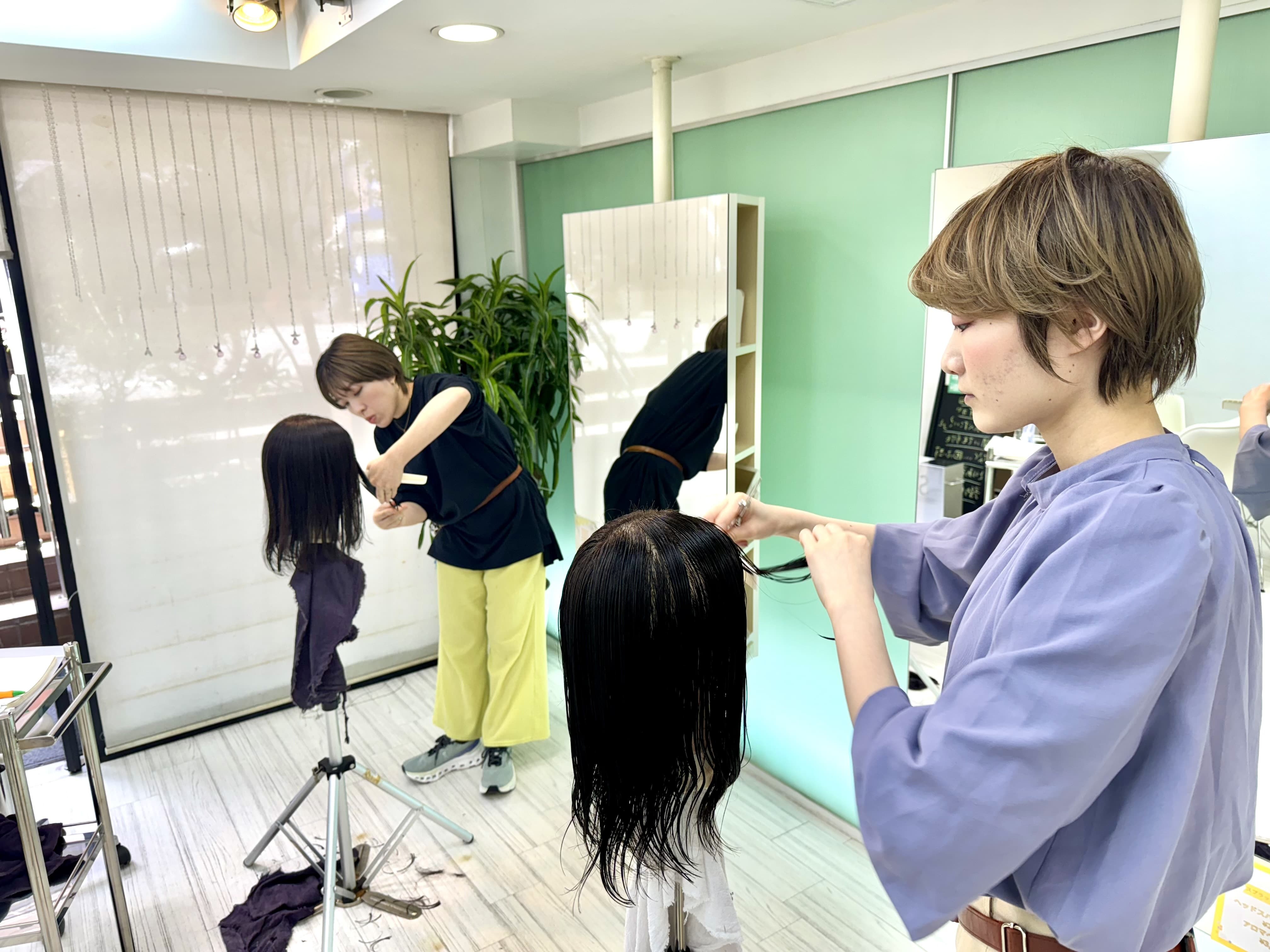 代々木八幡・美容室スプラッシュのベーシックカットの練習風景写真
