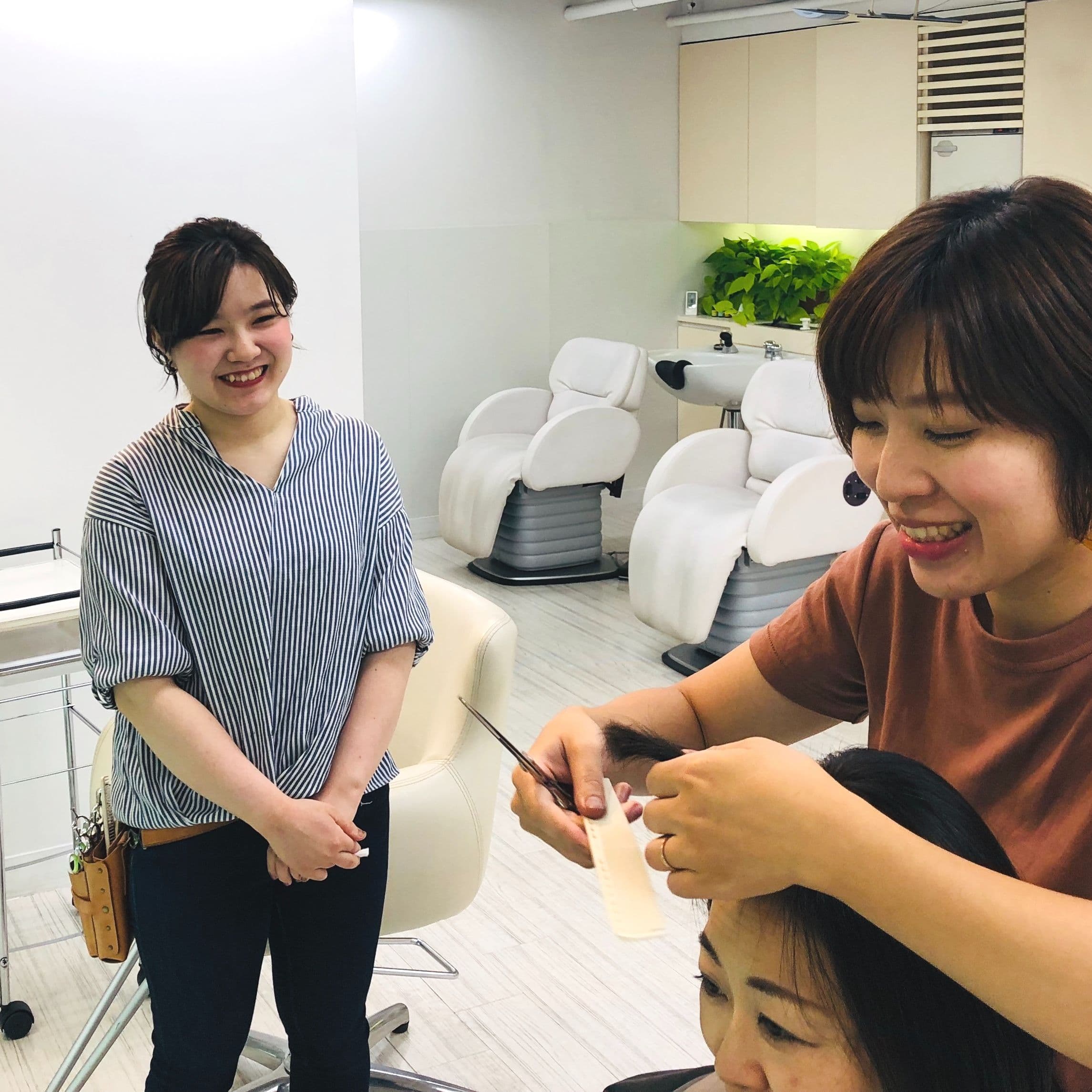 美容室スプラッシュのスタッフが先輩にカットを見ながら覚えている写真